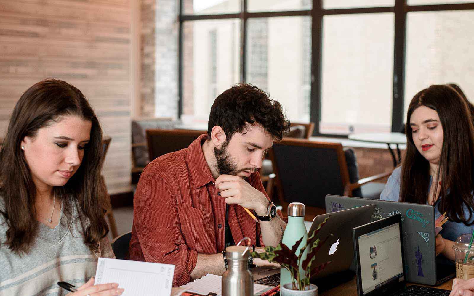 students working in the SU with laptops and notebooks