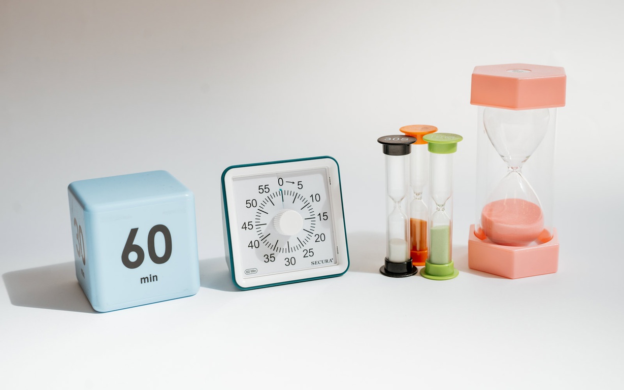 Analog and hourglass study timers. 