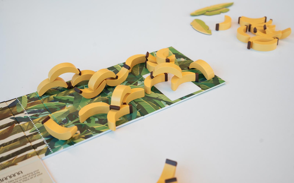 The board and pieces for the game Tasso Banana. 