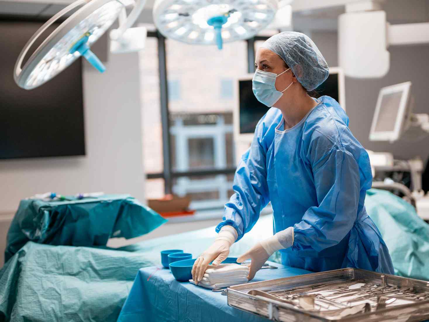 Student practicing surgery in the operating ward 