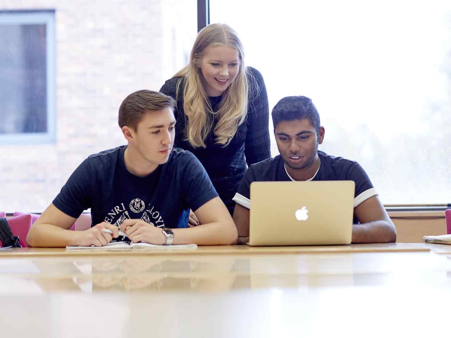 Lecturer helping students 