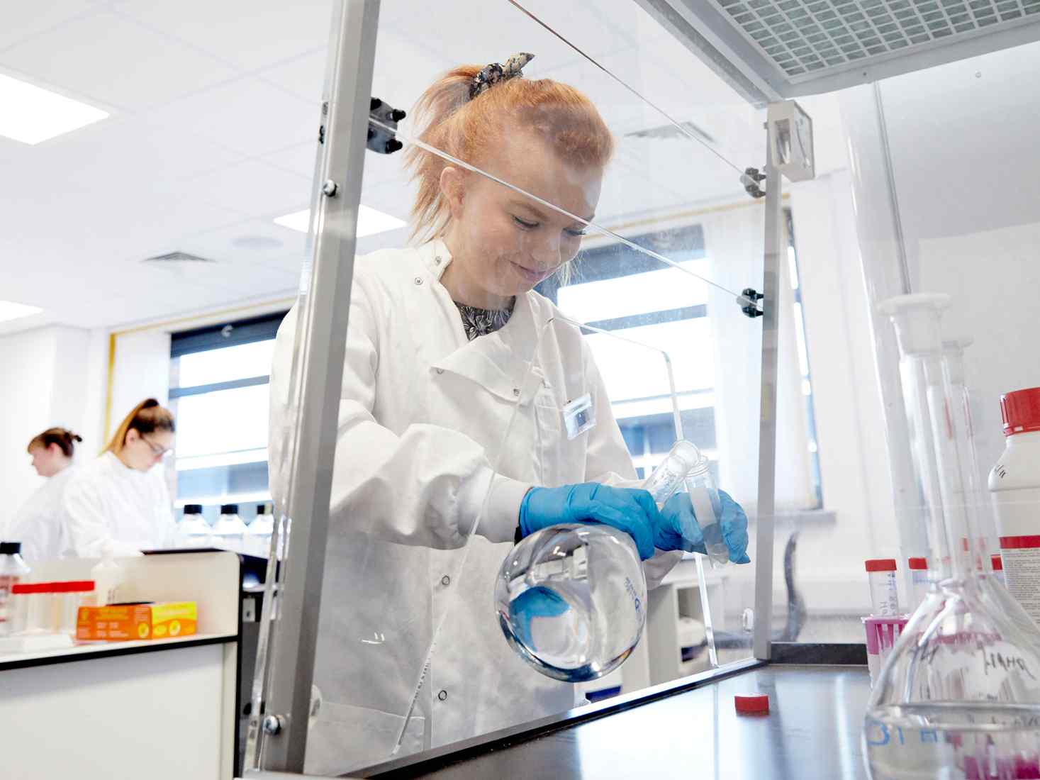 Student working in the bioscience labs 